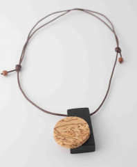 Kette mit Anhänger aus Holz Mooreiche, Karelische Maserbirke, geometrisch, minimalistisch.